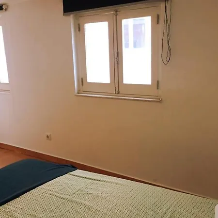 By Avenida Da Liberdade Lisboa